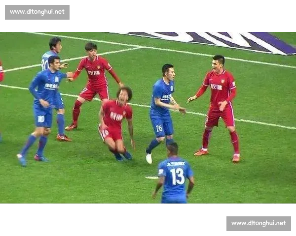 红牌罚下引发争议 球员情绪失控 赛场风波升级成焦点